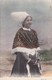 17. ÎLE DE RÉ. CPA COLORISEE.. FEMME EN COSTUME DE CÉRÉMONIE. ANNEE 1908 + TEXTE - Ile De Ré