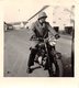 PIE.T.Z19-0053 : PHOTO.   MOTO. 1955.  PHOTO AMATEUR. FORMAT 6 CM X 6.5 CM. - Motorbikes