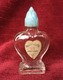 Delcampe - Petit Flacon De Parfumeur Ancien, En Forme De Cœur , Blue ??ltz Perfume Distr New York, Bouchon Bakélite - Miniatures (avec Boite)