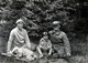 Amusante Photo Originale Pause Pour Parents Pilotes De Moto Ou Torpédo Sur Gazon Vers 1930 - Casque & Casquette - Anonymous Persons