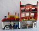 Sur 2 PHOTOS FIGURINE LEGO CITY 7641 STATION DE BUS AUTOBUS ET MAISONS - Figures