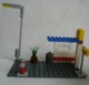 Sur 2 PHOTOS FIGURINE LEGO CITY 7641 STATION DE BUS AUTOBUS ET MAISONS - Figurines