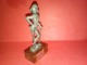 STATUETTE Personnage De La Commedia Dell'arte Arlequin ? étain Ciselé Main Sur Son Support En Bois H 11.5 CM 116.5 Gr - Autres & Non Classés