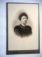 PHOTO GRAND CDV JEUNE FEMME ELEGANTE MODE Cabinet GODARD A CONTREXEVILLE - Anciennes (Av. 1900)