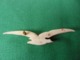 Broche En Os " Mouette " En Vol Épingle Absente  Souvenir D Un Bord De Mer Années 1950 - Autres & Non Classés