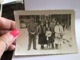 Photo Noir Et Blanc Hommes Femmes Enfants Qui En Short Commerce Magasin Lyon Goélette  Renault - Personnes Anonymes