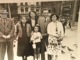 Photo Noir Et Blanc Hommes Femmes Enfants Qui En Short Commerce Magasin Lyon Goélette  Renault - Personnes Anonymes