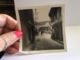 Photo Noir Et Blanc Vosges Hommes Femmes Enfants Dans La Neige Rue Avec Magasin Commerce - Personnes Anonymes