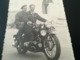 PHOTO DE 2 HOMMES DONT UN MILITAIRE SUR MOTO BAELEN LIÈGE 3 PHOTOS + 1 NÉGATIF DE PHOTO FAMILLE SUR MOTO - Automobiles