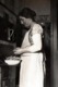 Photo Originale Rôle & Statut De La Femme Vers 1920 - Femme & Son Tablier à La Cuisine épluchant Des Champignons - Anonieme Personen
