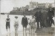 SAINT MALO 35 ILLE ET VILAINE GROUPE PERSONNES PRENANT UN BAIN DE PIEDS HABITATIONS EN SECOND PLAN CARTE PHOTO - Personas Anónimos