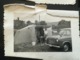 Delcampe - FIGURES ACROBATIQUES SUR HERBE COUPLE PLAGE MER CAMPING VOITURE ANCIENNE LOT De 33 Négatifs N-B+ 3 Photos Usagées - Personnes Anonymes