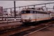 Photo Diapo Diapositive Slide Wagon Locomotive Electrique SNCF Et Train à Limoges Bénédictins Le 14/02/1992 VOIR ZOOM - Diapositives