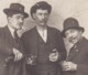 Carte Photo Beaux Personnages Pittoresques 3 Hommes à Identifier Buvant Une Bouteille De Vin VOIR ZOOM - Photographie