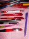 Delcampe - LOT 50 STYLOS  PUBLICITAIRES Et Crayons (la Poste,disney, Cartier Bresson, TV, Guawda, Meilleurs Voeux..)neufs Et Usagés - Pens