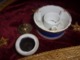 ENCRIER PORCELAINE ET BRONZE COMPLET BEL ETAT  19 EME FILET DORE ET BLEU - Inkwells