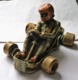 VINTAGE ANCIENNE LOURDE SCULPTURE RESINE PILOTE SUR UN KART TBE - Autres & Non Classés