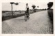 Photo Originale Vélo, Bicyclette, Biclou, Petite Reine, Cycle, Bécane - Pin-Up à Vélo Roulant Sur Les Pavés Vers 1930/40 - Cyclisme
