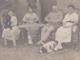 Carte Photo VOIR ZOOM Famille Homme Et 3 Femmes Avec 2 Chiens Dans Un Jardin - Fotografía