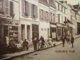 CPA 27 Eure IVRY La BATAILLE - Rue Grande Maison D'Henri IV , Enfant Avec Une Patinette  Au Centre - Bar Tabac  Vers 193 - Ivry-la-Bataille