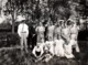 2 Photos Originales D'un Groupe Familiale En Forêt Avec Effet Flouté Pour La Pentecôte 1932 - Les 7 Erreurs Ou Plus  ! - Anonymous Persons