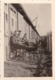 Foto Deutsche Soldaten Beim Lesen Vor Einer Baracke - 2. WK -  8*5cm (43881) - Krieg, Militär
