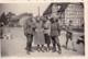 Foto 2 Deutsche Soldaten Mit Frauen - Kinder Kinderwagen - 2. WK -  8*5cm (43891) - Krieg, Militär