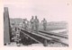 Delcampe - Lot De 19 Photographies De Geisingen En Mai 1945 - Pont Reconstruit Par Le Génie Français - Passage Du Train Travaux Etc - Lugares