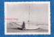 Photo Ancienne Snapshot - SAINTES MARIES DE LA MER - Portrait Sur La Plage - 1952 - Bateau à Identifier - Boat Ship - Bateaux