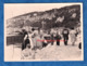 Photo Ancienne Snapshot - VILLEFRANCHE Sur MER - Groupe D' Homme & Femme Regardant Dans L'eau - 1957 - Schiffe