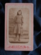 Photo CDV Roubieu à Béziers  Fillette  Robe Plissée  Noeud Dans Les Cheveux  Diplôme Dans La Main  CA 1900 - L467 - Anciennes (Av. 1900)