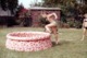 2 Photos Couleurs Originales Piscine Gonflable & Maillots De Bains Pour Plongeons & Gamins Dans Le Jardin Vers 1970 - Personnes Anonymes