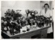 Grand Tirage Photo Original Etrange Chimiste En Botanique Posant Avec Ses Potions Et Créations Vers 1940 - Métiers