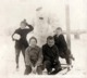 Petite Photo Originale Hiver & Gamins Ayant Réalisé Un Bonhomme De Neige Géant En 1930 - Personnes Anonymes