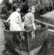 Grande Photo Originale Jeunes Femmes Cherchant Désespéramment Un Rameur Pour La Barque N. 14 Vers 1960 - Pin-Ups