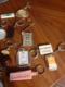 Delcampe - Lot De 68 Porte-clés Publicitaires Sur L'alcools - Les Chocolats Et Pâtisseries - Tous D'occasions - - Key-rings