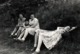 Photo Originale Pin-Up En Campagne Et Invitation Sur L'Herbe Des Charmes De Madame Pour Sieste Et Farniente Vs 1950 - Pin-up