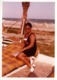 Photo Couleur B.B. Originale Pin-Up Bourgeoise Sexy Bronzant Sur Une Plage De Sable & Cocotiers Vers 1960/70 - Pin-up