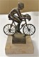 RARE BELLE SCULPTURE RÉGULE CYCLISTE VÉLO SUR SOCLE EN MARBRE TROPHÉE ? BE - Bronzi