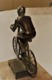 Delcampe - RARE BELLE SCULPTURE RÉGULE CYCLISTE VÉLO SUR SOCLE EN MARBRE TROPHÉE ? BE - Bronzi