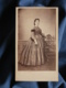 Photo CDV Anonyme - Jeune Femme Souriante En Pied, Robe à Crinoline, Second Empire,  Circa 1860 L470 - Oud (voor 1900)