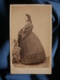 Photo CDV Provost à Toulouse - Jeune Femme En Pied De Profil, Robe à Crinoline à Pois, Second Empire Circa 1865 L470 - Oud (voor 1900)