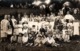 Carte Photo Originale Scolaire & Photo De Classe En Plein Air Vers 1910/20 Avec Agitation Des Autres Classes Derrière - Personnes Anonymes