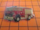 1219 Pin's Pins : BEAU ET RARE : Thème POMPIERS / CAMION ROUGE SAPEURS POMPIERS - Brandweerman