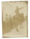 PETITE PHOTO CAVALIER SUR SON CHEVAL ET 2 AUTRES SOLDATS / VERSO MENTION FAIT A MERLAC AU DEBUT D'AOUT 1915 64 X 45 Mm - Oorlog, Militair