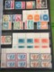 Delcampe - Lot N° TH.1099 NATIONS UNIS Un Bon Classeur De Timbres Neufs ** Dont Le Bloc N° 1 Neufs ** + Un Lot  Series Drapeaux - Collections (en Albums)