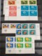 Delcampe - Lot N° TH.1099 NATIONS UNIS Un Bon Classeur De Timbres Neufs ** Dont Le Bloc N° 1 Neufs ** + Un Lot  Series Drapeaux - Collections (en Albums)