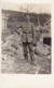 AK Foto Deutscher Soldat Vor Ruinen - 1. WK (44948) - Guerre 1914-18