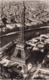 75. PARIS. VUE AÉRIENNE . LA TOUR EIFFEL . PILOTE PHOTOGRAPHE R. HENRARD. ANNÉE 1957. SÉRIE EN AVION SUR.... - Eiffelturm