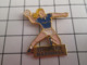 719 (pas 717)  PINS PIN'S / Beau Et Rare : Thème SPORTS / BLONDE A FORTE POITRINE HANDBALL FEMININ YUTZ - Handball